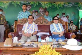 SAC Chairman Commander-in-Chief of Defence Services Senior General Min Aung Hlaing and wife Daw Kyu Kyu Hla visit PyinOoLwin Station family water-throwing pandals