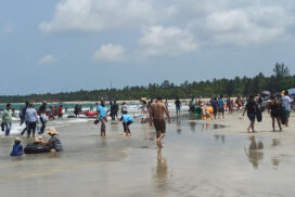 People flock to Ngwehsaung Beach