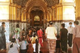 Pilgrims throng Mandalay famous pagodas on Thingyan eve