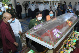 SAC Chairman Prime Minister Senior General Min Aung Hlaing, wife Daw Kyu Kyu Hla pay homage to remains of State Ovadacariya Shwethuwun Sayadaw