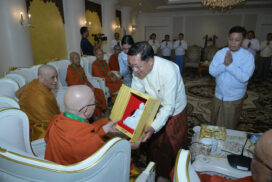 Senior General Min Aung Hlaing pays homage to foreign venerable monks bound for gala religious ceremonies