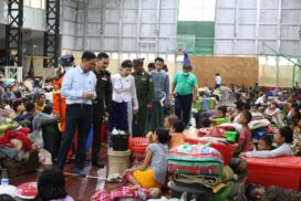 Flood victims in Kayin State receive  cash assistance and relief aids