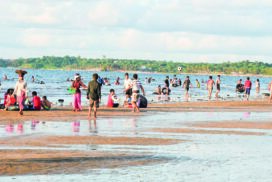 Travellers arrivals soar to 170,000 at Ngwesaung Beach in Ayeyawady Region from January to August this year