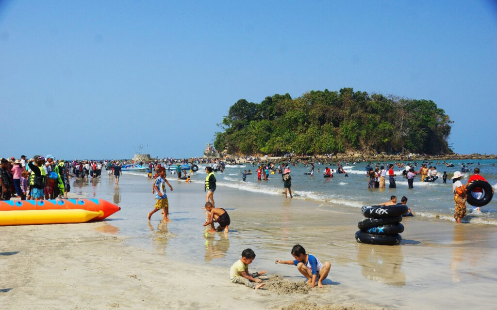 Ngwehsaung Beach packed with visitors during Tazaungdine holidays
