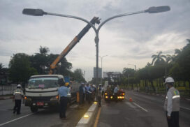 YESC installs 367 lamp posts on traffic islands along Pyay Road