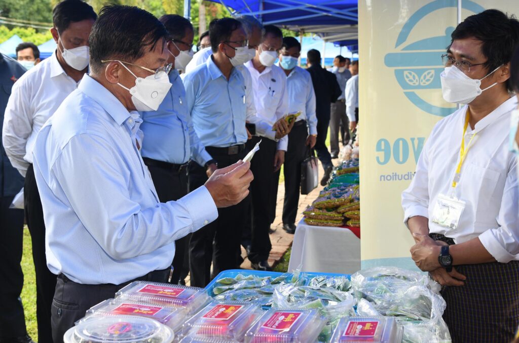SAC Chair PM Senior General Min Aung Hlaing meets MSMEs in Pyay District