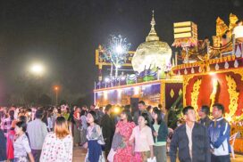 75th Anniversary (Diamond Jubilee) Independence Day commemorative booths, traditional food booths, decorated floats continue attracting high public interest