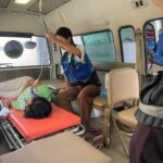 Mani Sala Social Welfare Association (Mandalay) brings a patient suffering heat exhaustion to the hospital (Photo -Mani Sala Social Welfare Association (Mandalay))