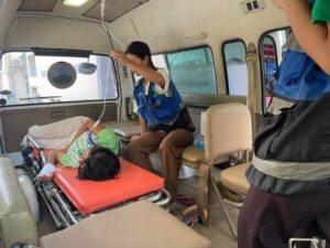 Mani Sala Social Welfare Association (Mandalay) brings a patient suffering heat exhaustion to the hospital (Photo -Mani Sala Social Welfare Association (Mandalay))