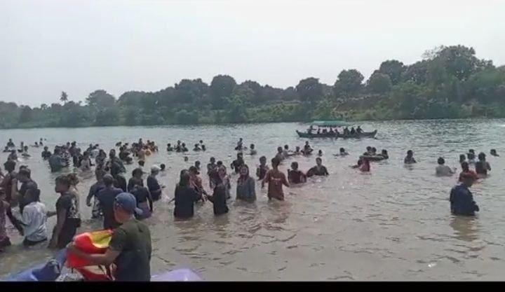 Many people come to enjoy water play at Dokehtawady River amid the summer heat