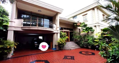  Three-storey + two-storey villa with garden for sale together.